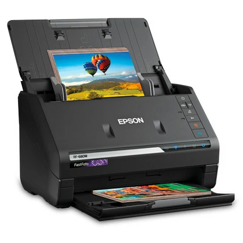 סורק התמונות Epson FastFoto FF-680W, עם תצלום צבעוני במזין ותצלום סרוק במגש